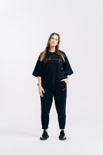 Lade das Bild in den Galerie-Viewer, Chicago Deep Black Oversized Tee
